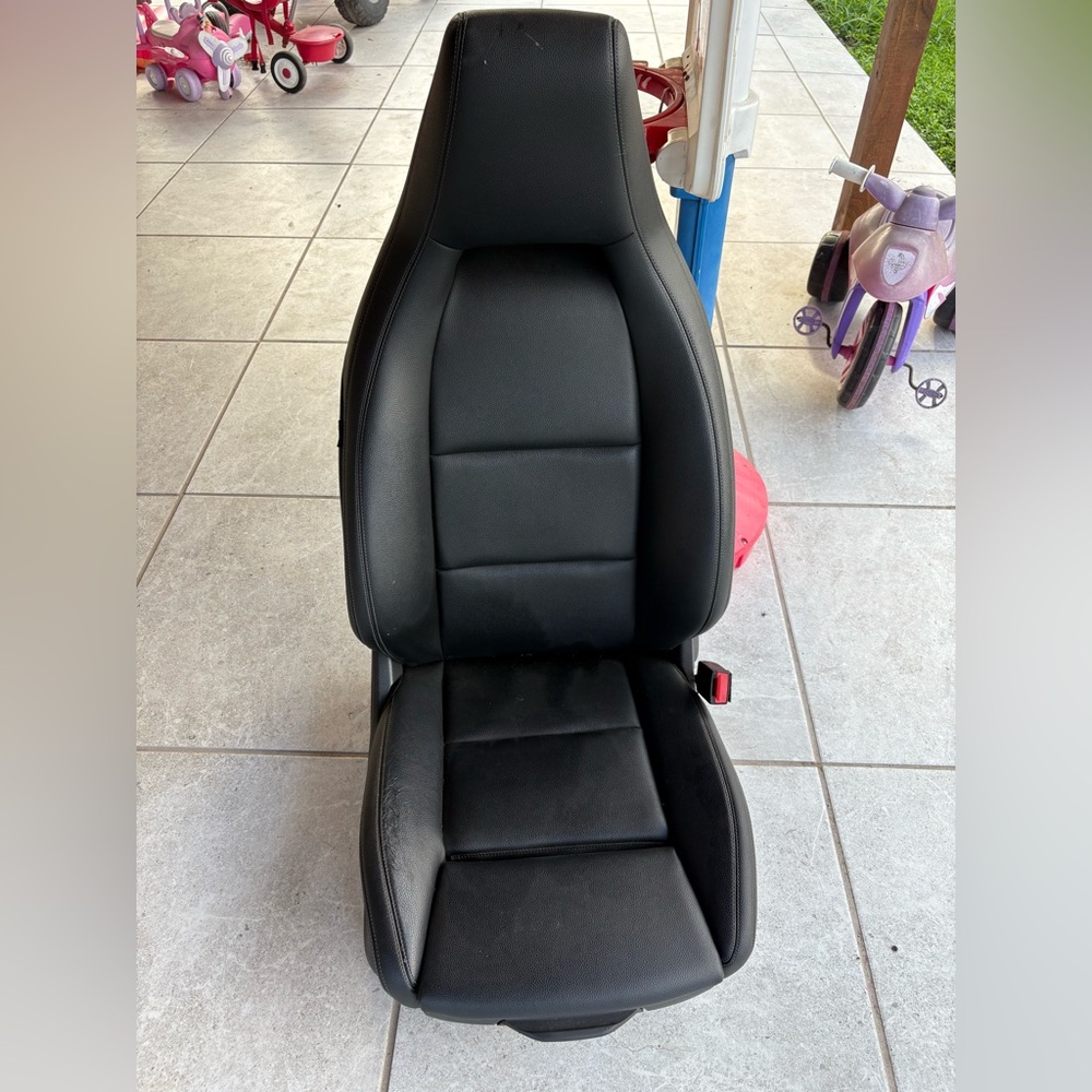 Mercedes Benz cla 250  Black passenger seat